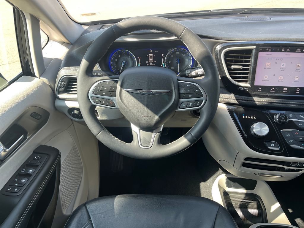 Used 2022 Chrysler Pacifica Touring-L image 19
