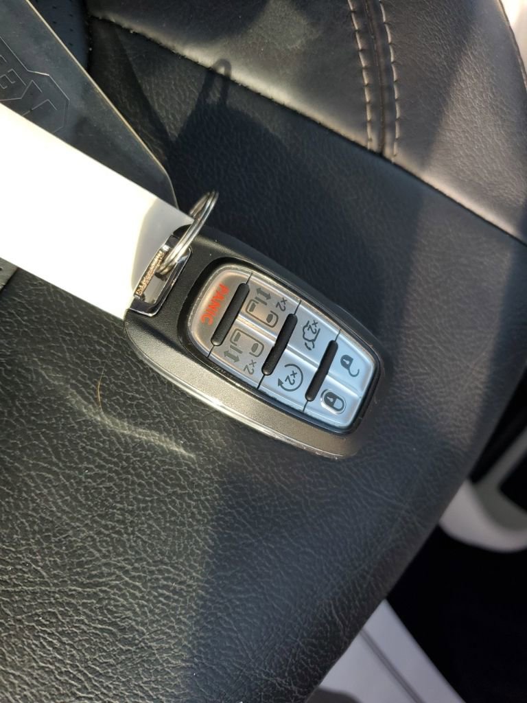 Used 2022 Chrysler Pacifica Touring-L image 38