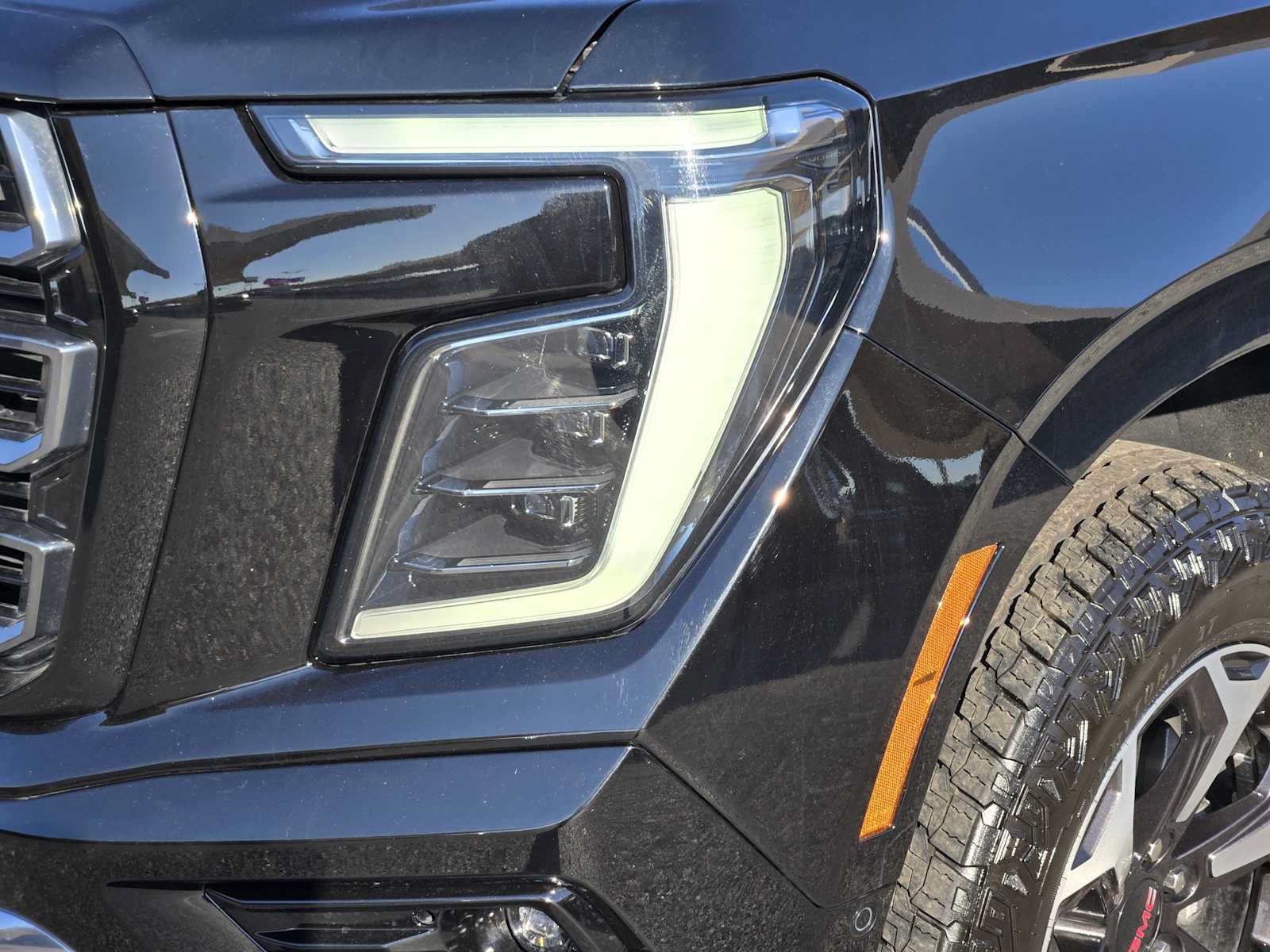 Certified 2025 GMC Yukon XL AT4 w/ AT4 Premium Package AWD/4WD image 9