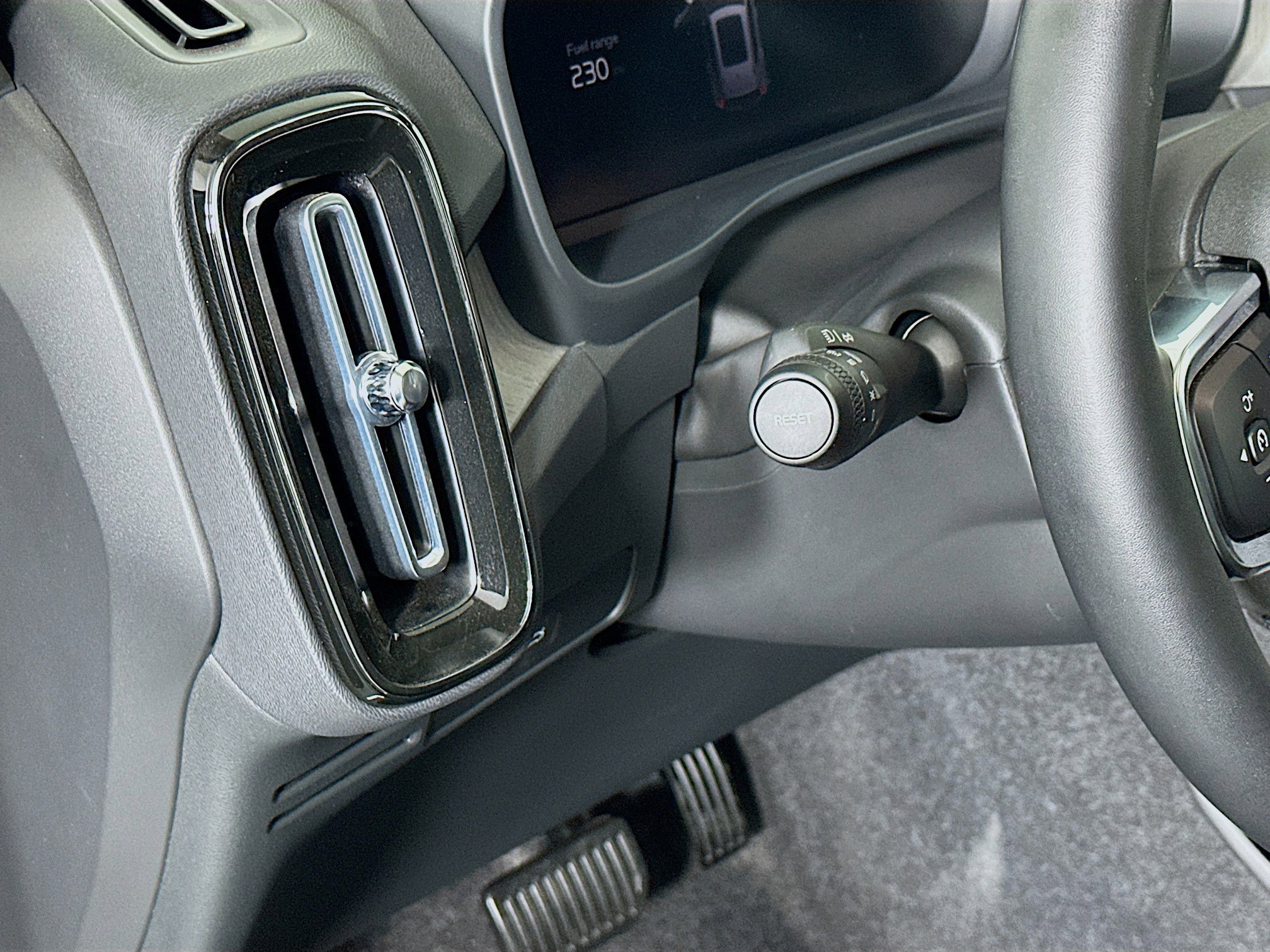 Used 2025 Volvo XC40 B5 Plus image 17