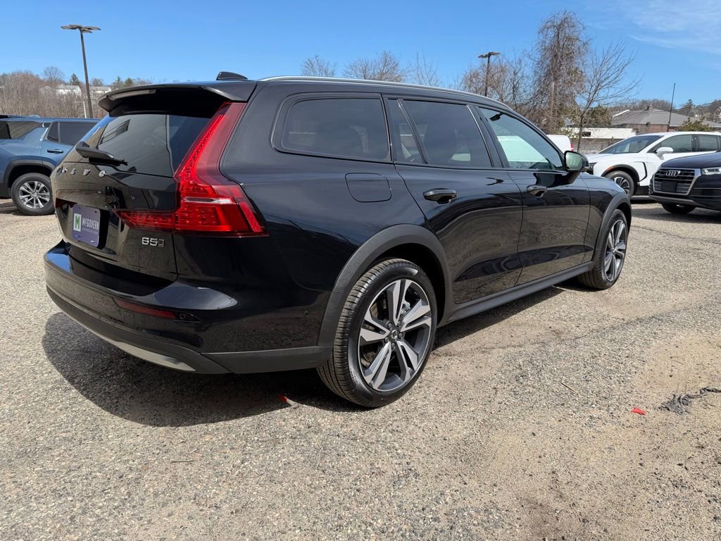 Used 2025 Volvo V60 B5 Cross Country Plus image 6