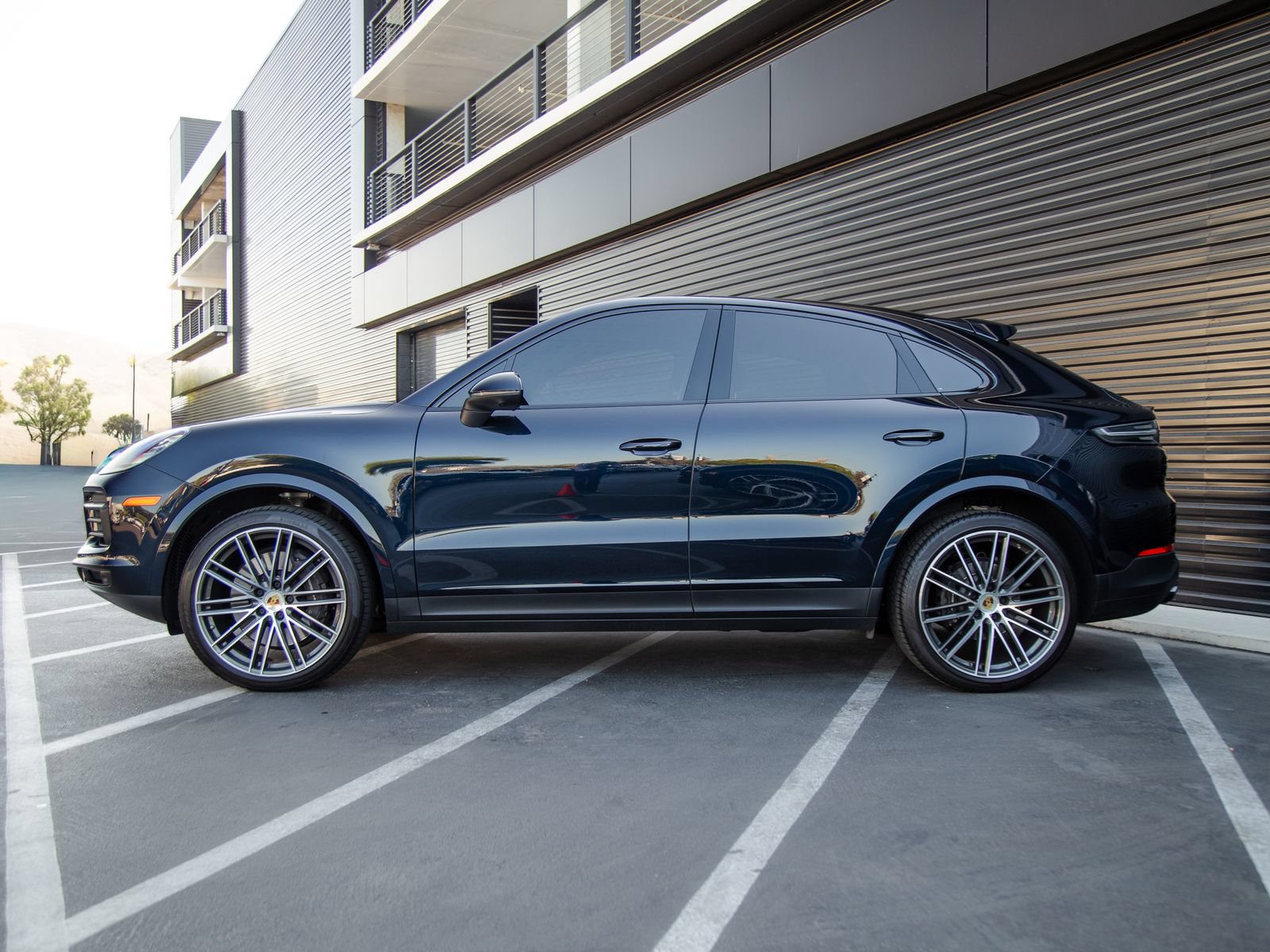 Certified 2023 Porsche Cayenne Platinum Edition AWD/4WD image 2