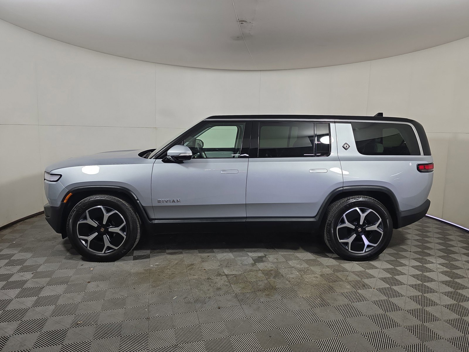 Used 2024 Rivian R1S Adventure AWD/4WD image 2