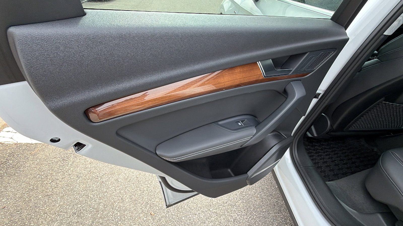 Used 2024 Audi Q5 e Premium Plus w/ Premium Plus Package image 23