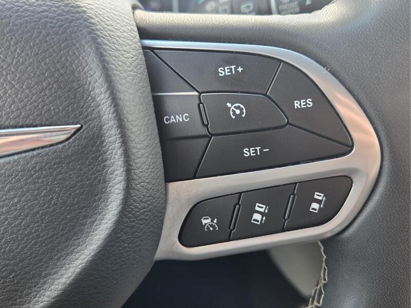 Used 2023 Chrysler Pacifica Touring-L FWD image 34