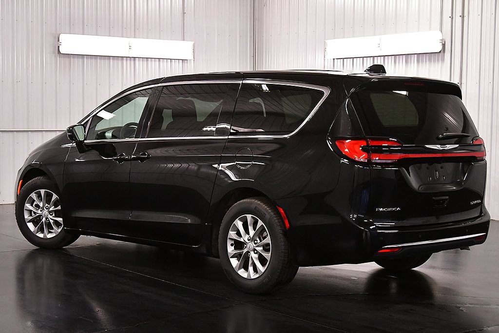 Used 2026 Chrysler Pacifica Limited FWD image 5