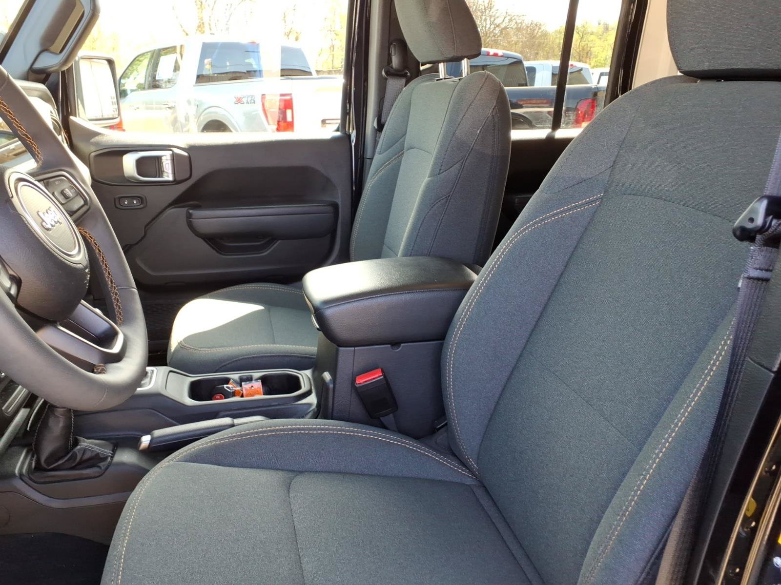 Used 2024 Jeep Wrangler Unlimited w/ Convenience Group AWD/4WD image 6