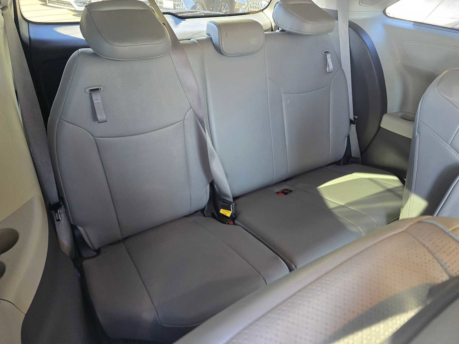 Used 2023 Toyota Sienna Limited image 14