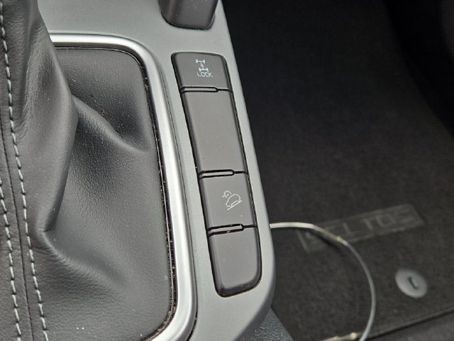 Used 2023 Kia Seltos LX AWD/4WD image 16