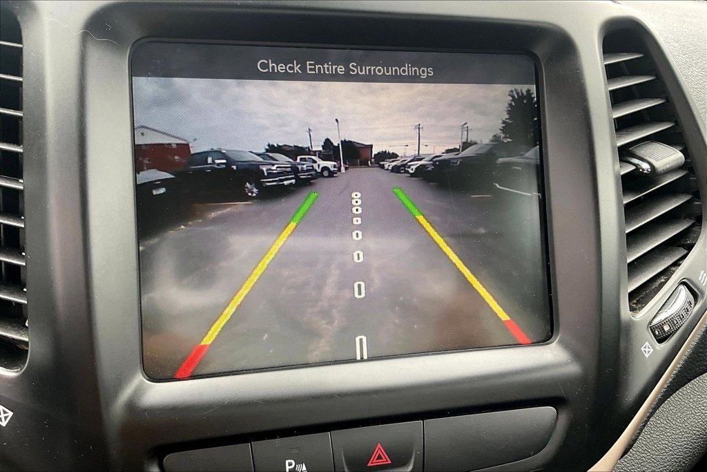 Used 2017 Jeep Cherokee Latitude w/ Safety/Convenience Group FWD image 20