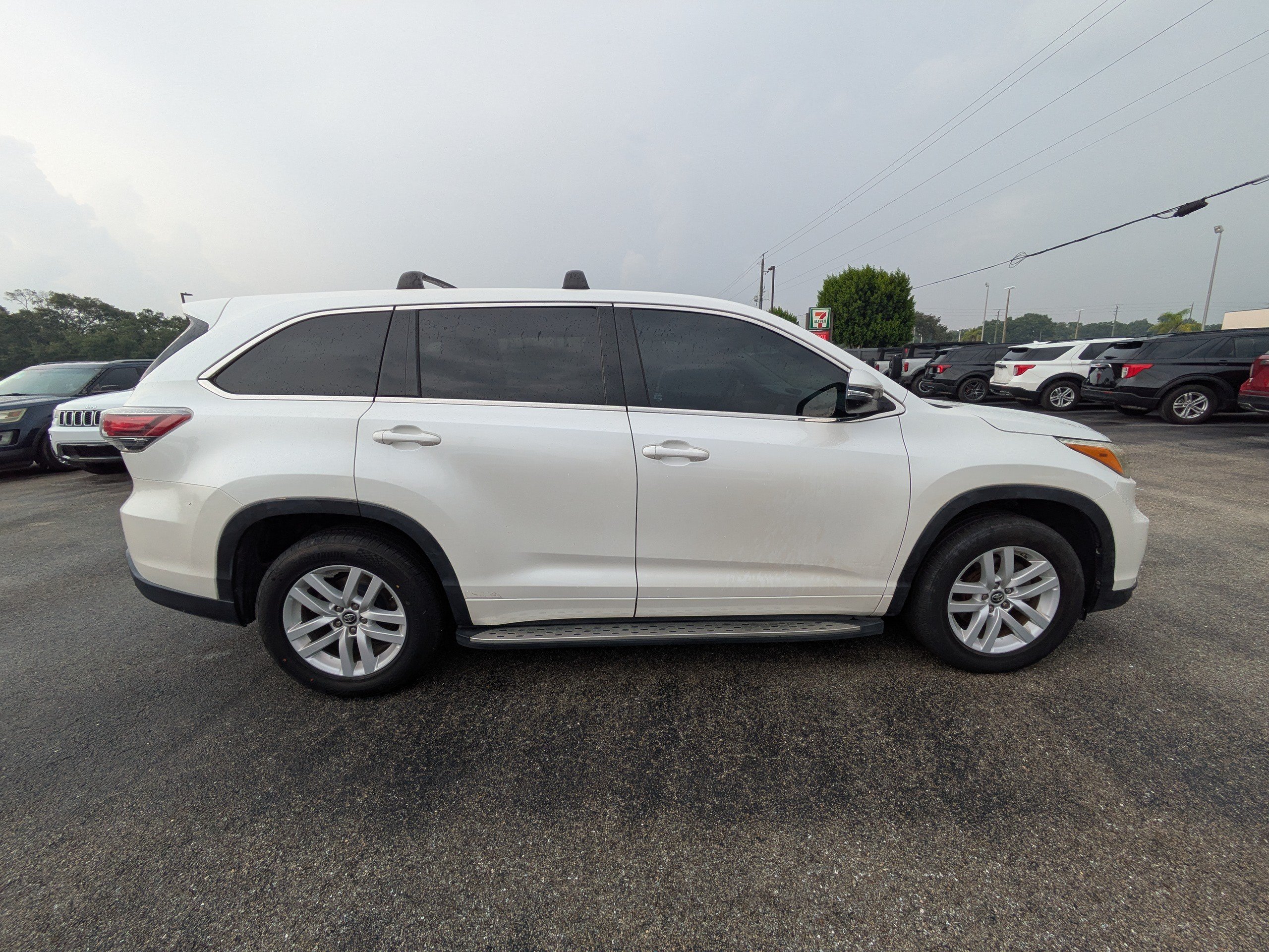 Used 2016 Toyota Highlander LE FWD image 3