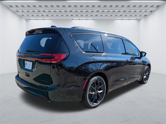New 2026 Chrysler Pacifica Limited w/ S Appearance Package image 4