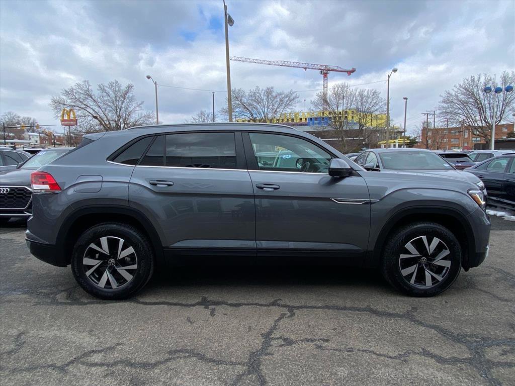 Used 2022 Volkswagen Atlas Cross Sport SE image 2