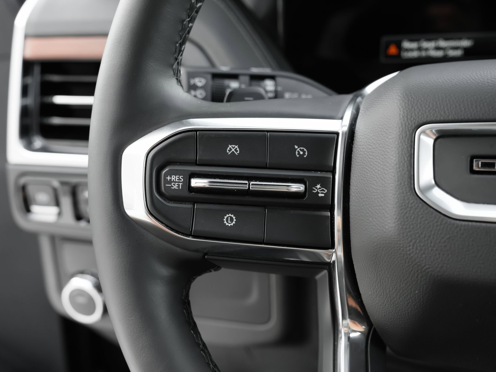 Used 2025 GMC Yukon Denali RWD image 17