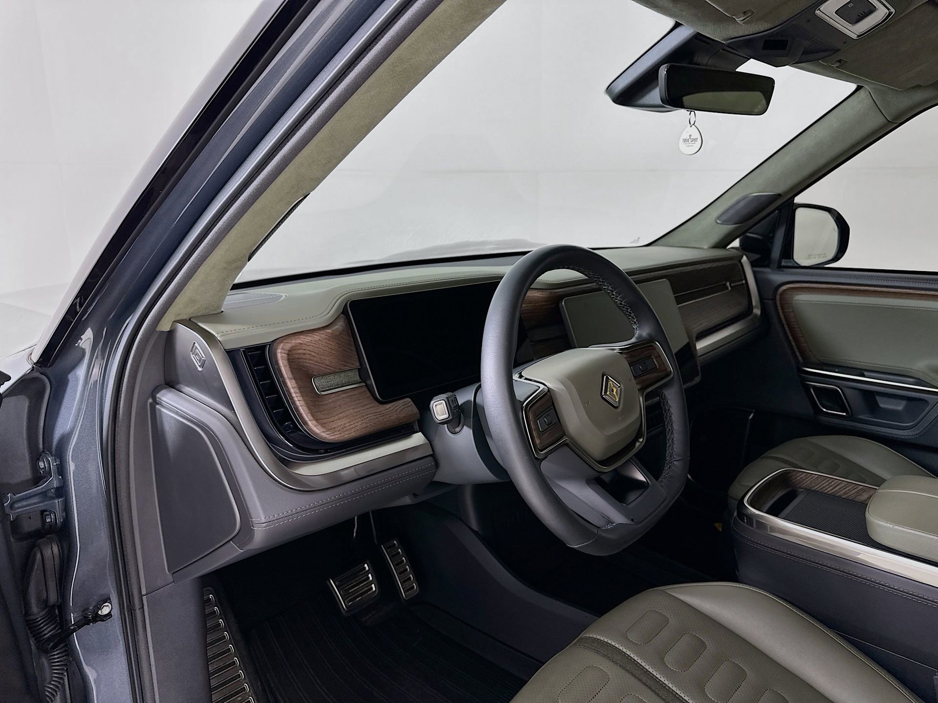 Used 2023 Rivian R1T Adventure AWD/4WD image 10