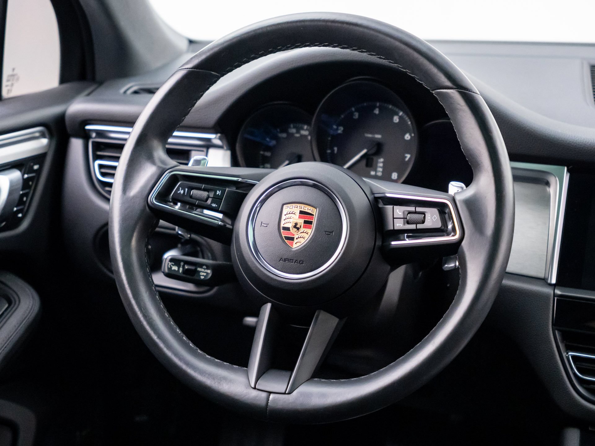 Certified 2023 Porsche Macan AWD/4WD image 12