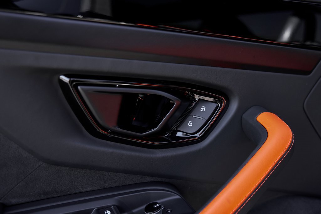 Used 2025 Lamborghini Urus SE image 37