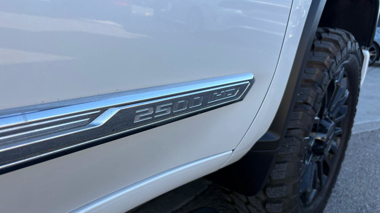 Used 2024 Chevrolet Silverado 2500 High Country w/ LPO, Dark Essentials Package AWD/4WD image 3