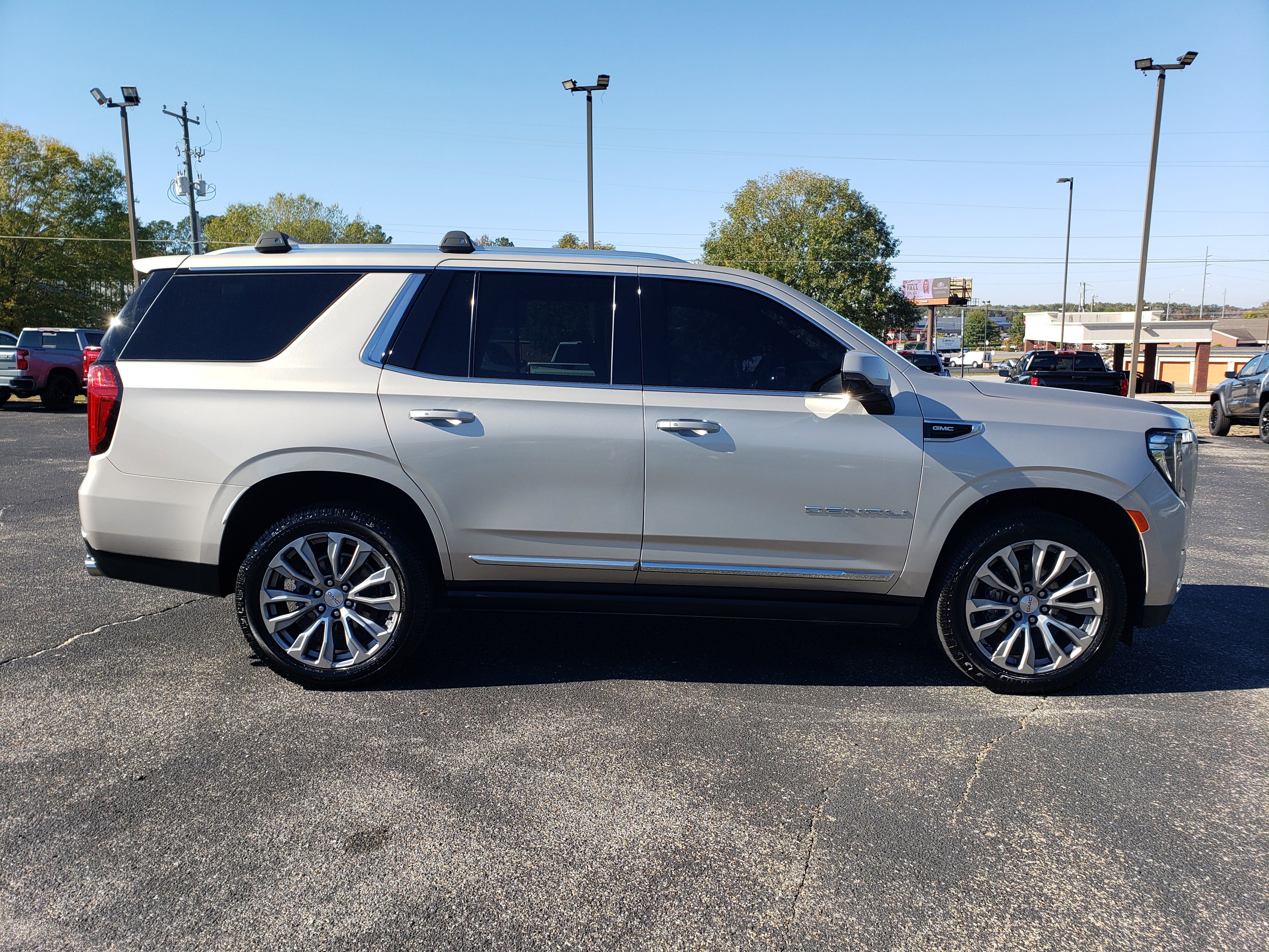 Used 2021 GMC Yukon Denali w/ Denali Premium Package image 5