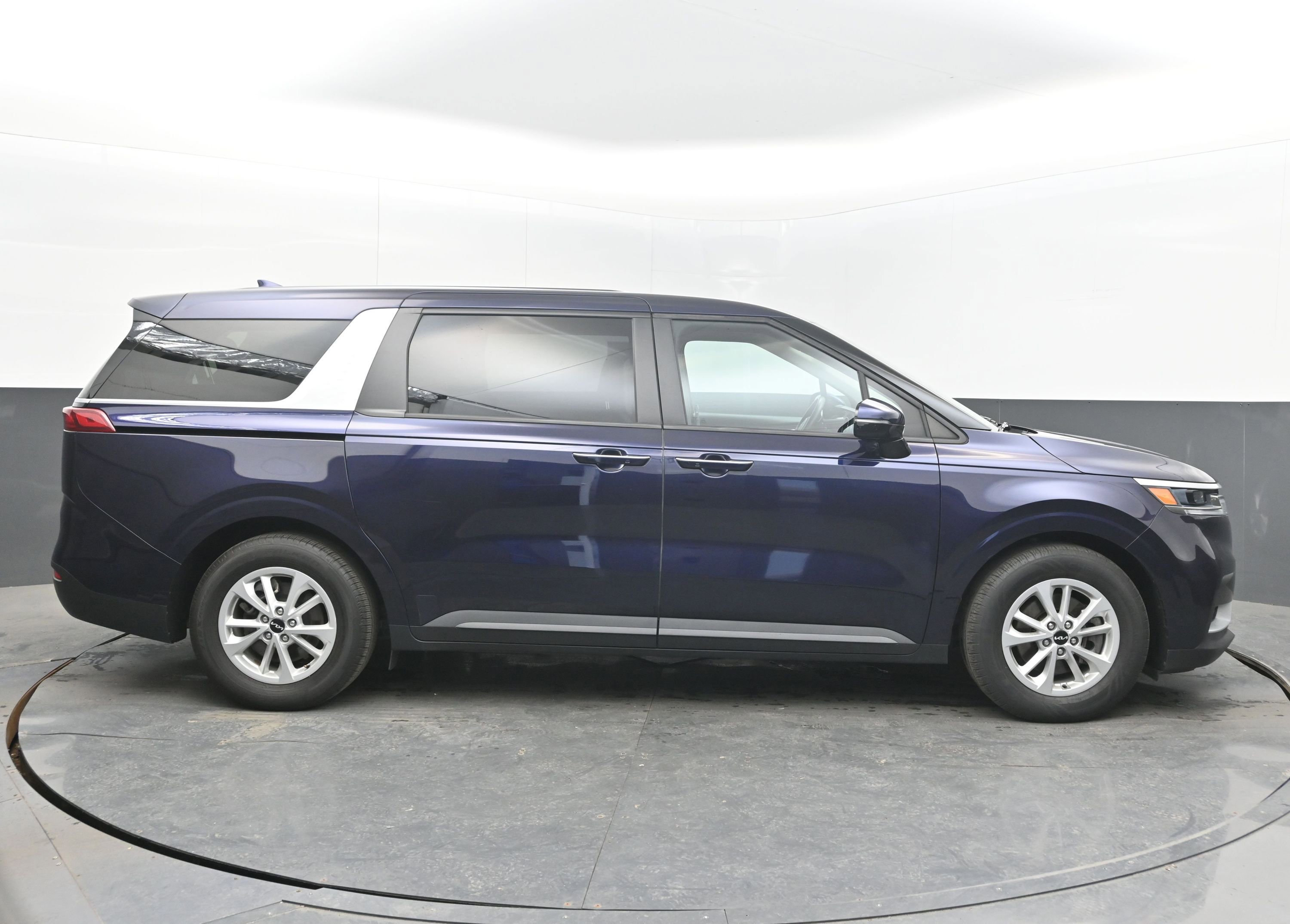 Used 2023 Kia Carnival LX image 8
