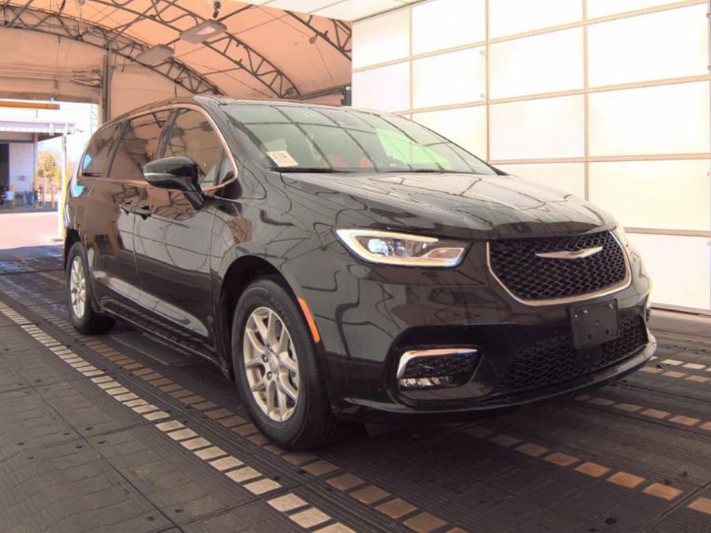 Used 2025 Chrysler Pacifica Select FWD image 3