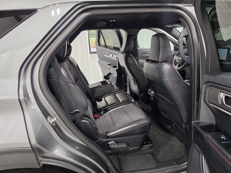 Used 2025 Ford Explorer ST-Line w/ ST-Line Street Pack AWD/4WD image 16