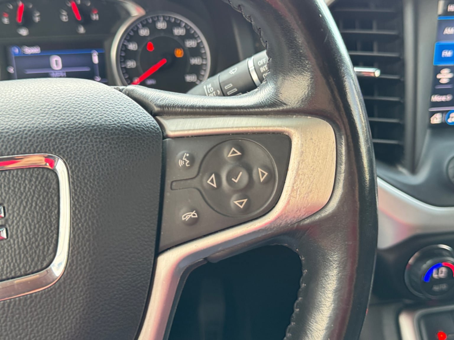Used 2020 GMC Acadia SLE FWD image 23