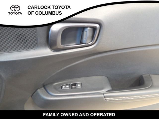 Used 2022 Hyundai Venue Limited FWD image 19