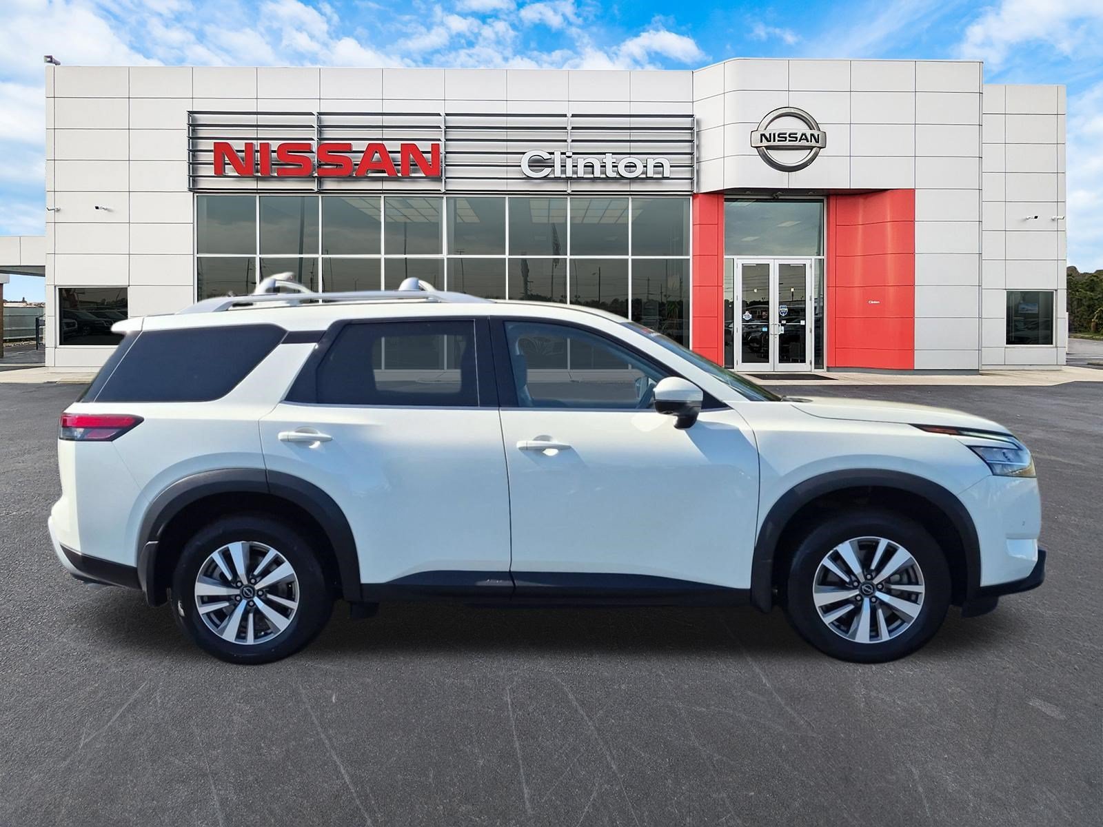 Used 2023 Nissan Pathfinder SL w/ Lighting Package (N92) FWD image 2