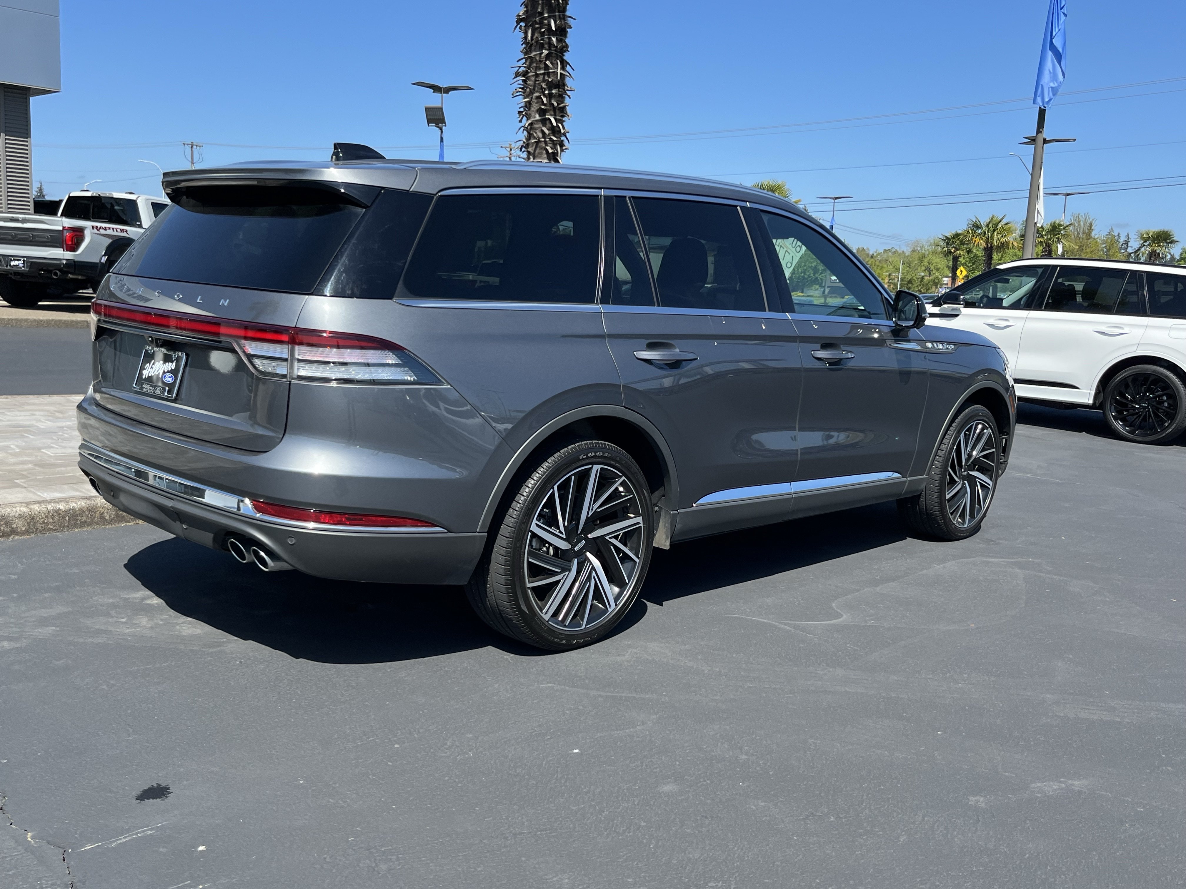 Used 2025 Lincoln Aviator Reserve w/ Equipment Group 201A AWD/4WD image 3