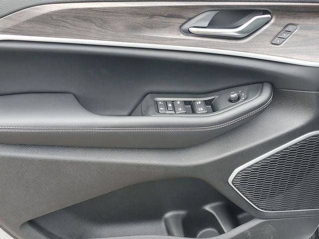 New 2026 Jeep Grand Cherokee L Limited w/ Luxury Tech Group II AWD/4WD image 17