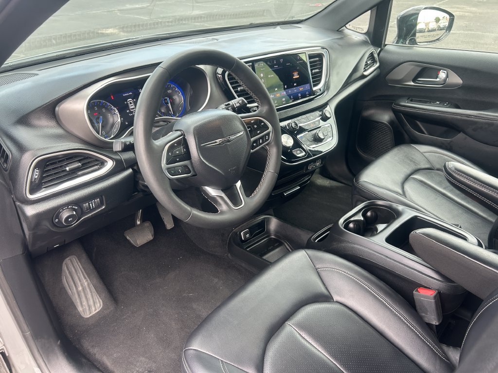 Used 2025 Chrysler Pacifica Select FWD image 24