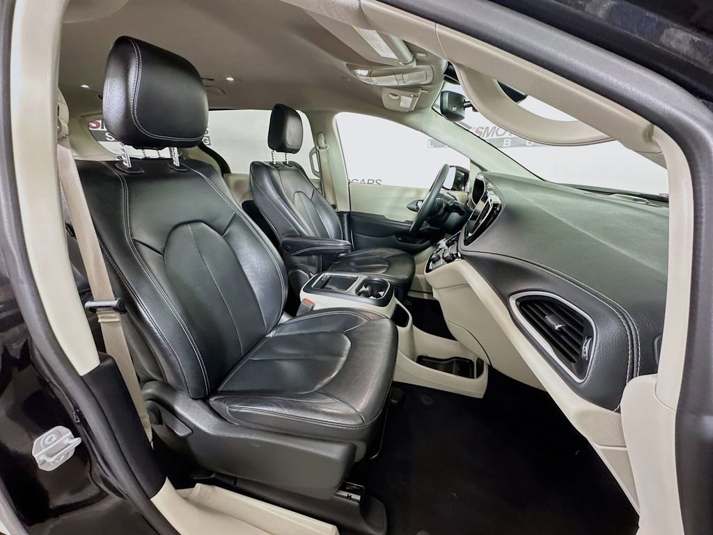 Used 2022 Chrysler Pacifica Touring-L image 29