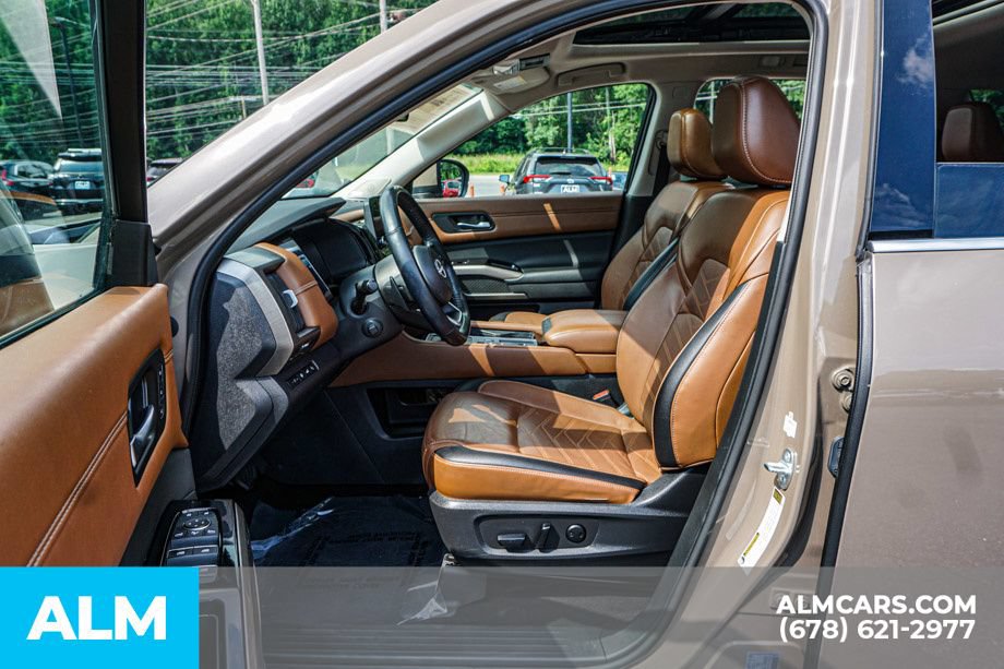 Used 2023 Nissan Pathfinder Platinum w/ Cargo Package FWD image 18