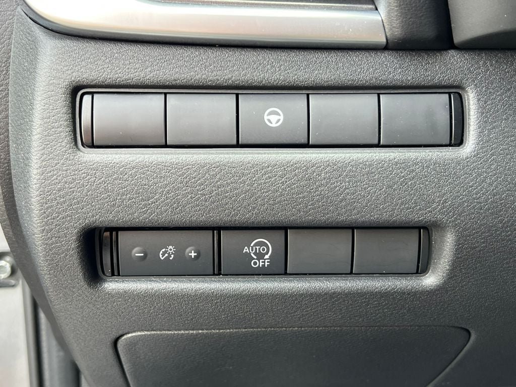 Used 2023 Nissan Rogue SV AWD/4WD image 16