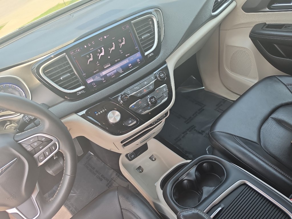 Used 2023 Chrysler Pacifica Touring-L FWD image 34