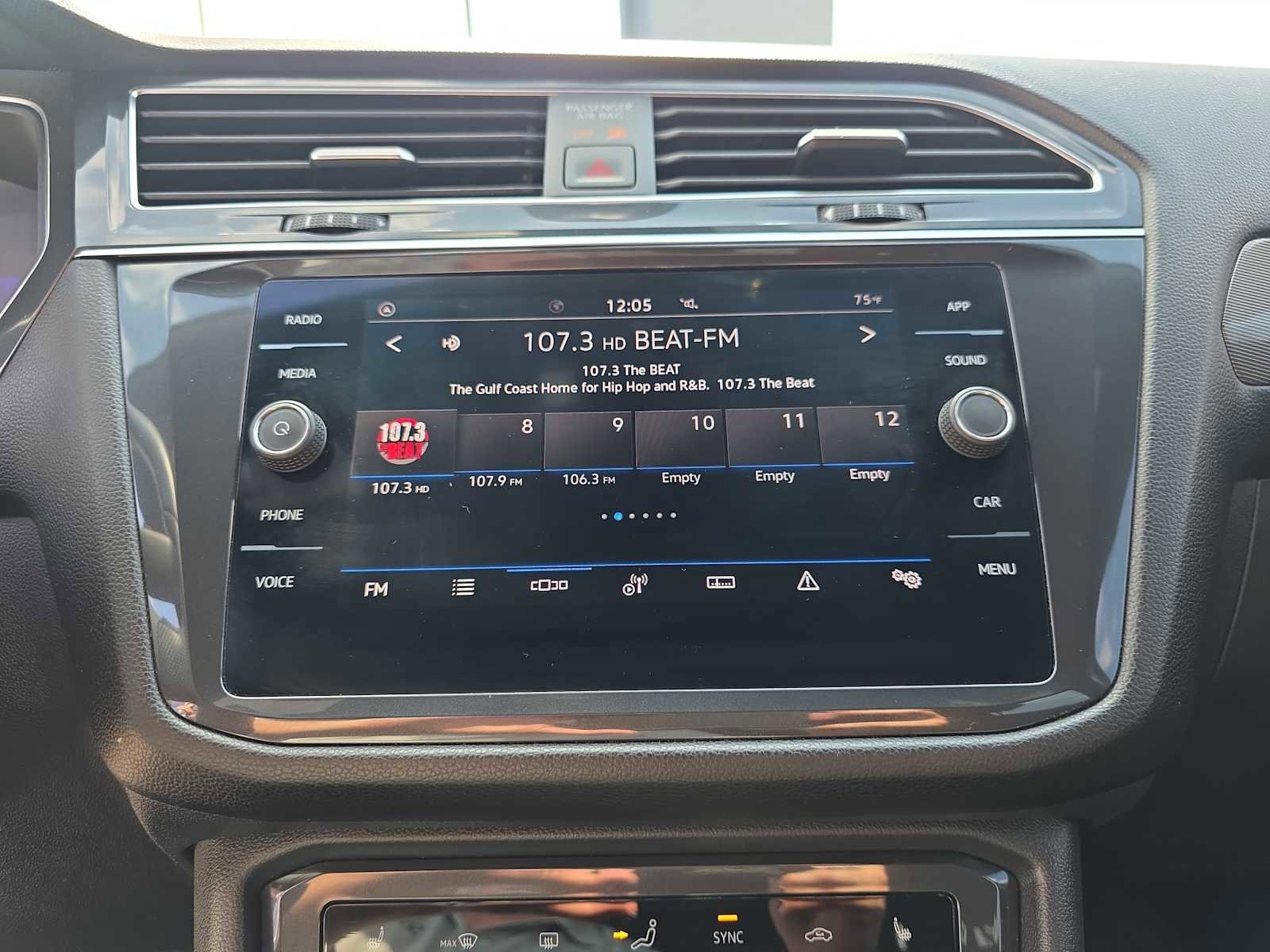 Used 2023 Volkswagen Tiguan SE R-Line image 18