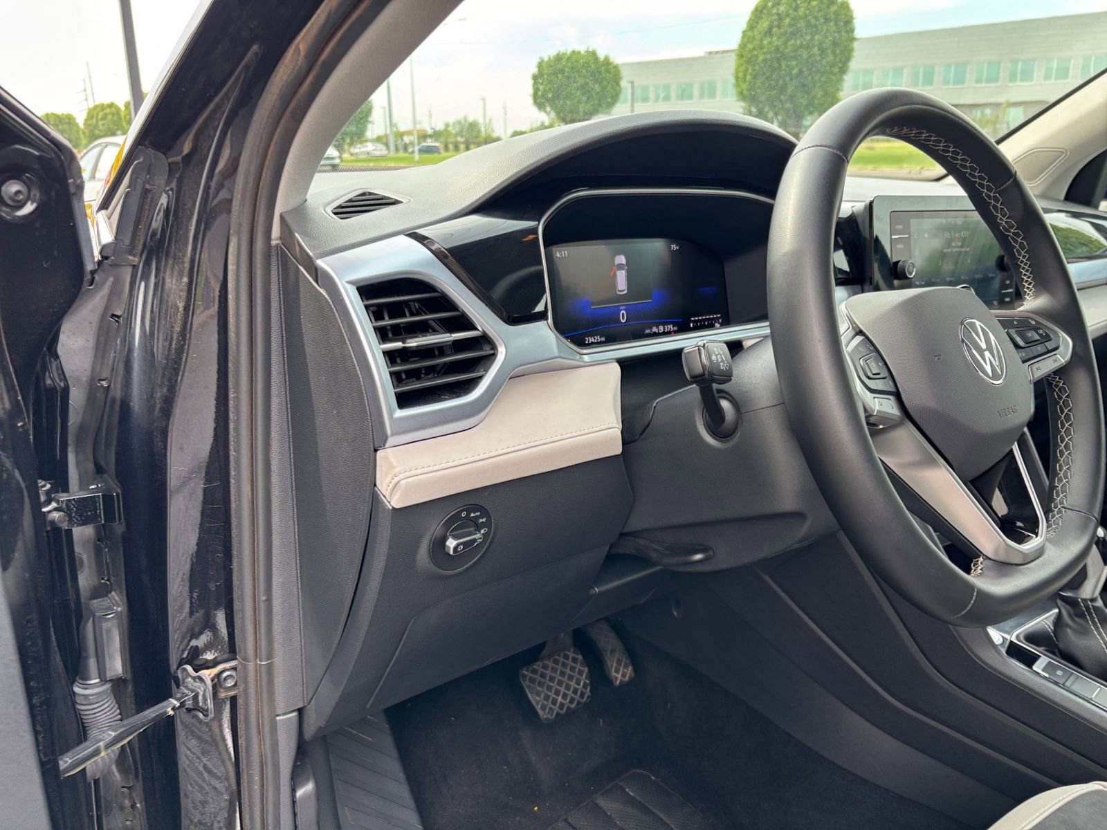 Used 2025 Volkswagen Taos SE FWD image 35