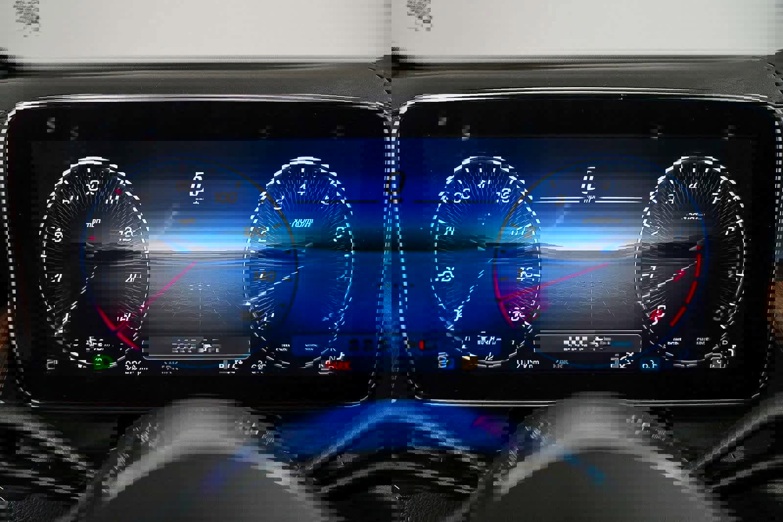 Used 2025 Mercedes-Benz GLC 300 4MATIC image 26