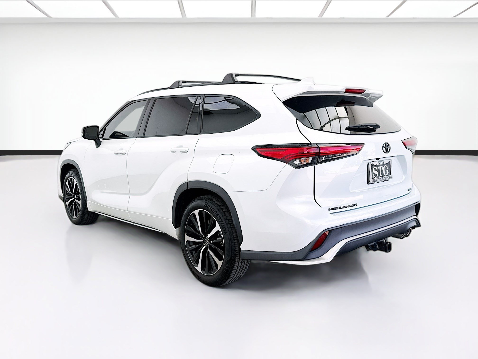 Used 2022 Toyota Highlander XSE FWD image 6