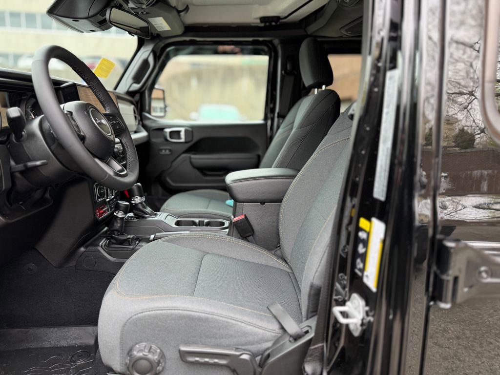 Used 2025 Jeep Wrangler Willys AWD/4WD image 15
