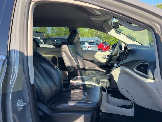 Used 2023 Chrysler Pacifica Touring-L FWD image 15