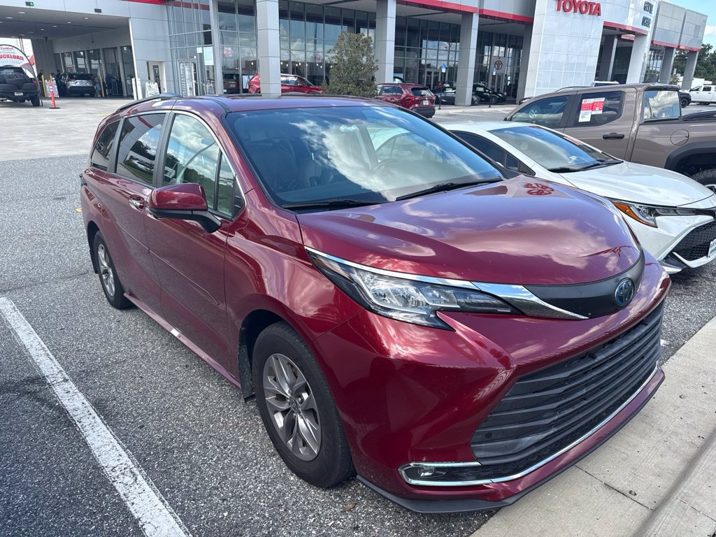 Used 2022 Toyota Sienna XLE FWD image 2
