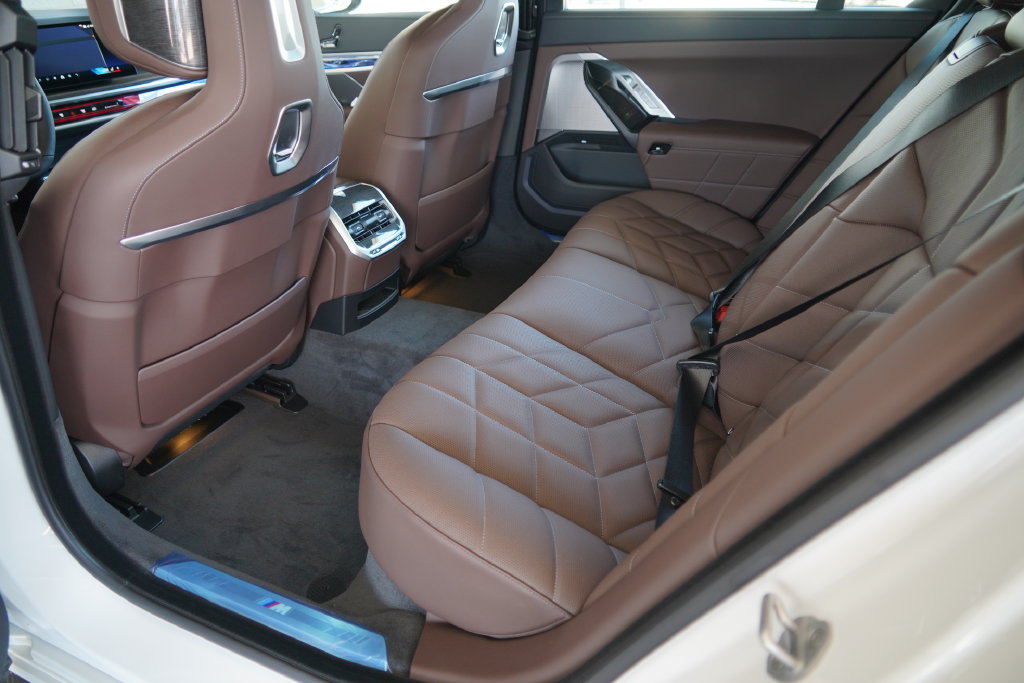 New 2026 BMW 750e xDrive w/ Premium Package AWD/4WD image 31