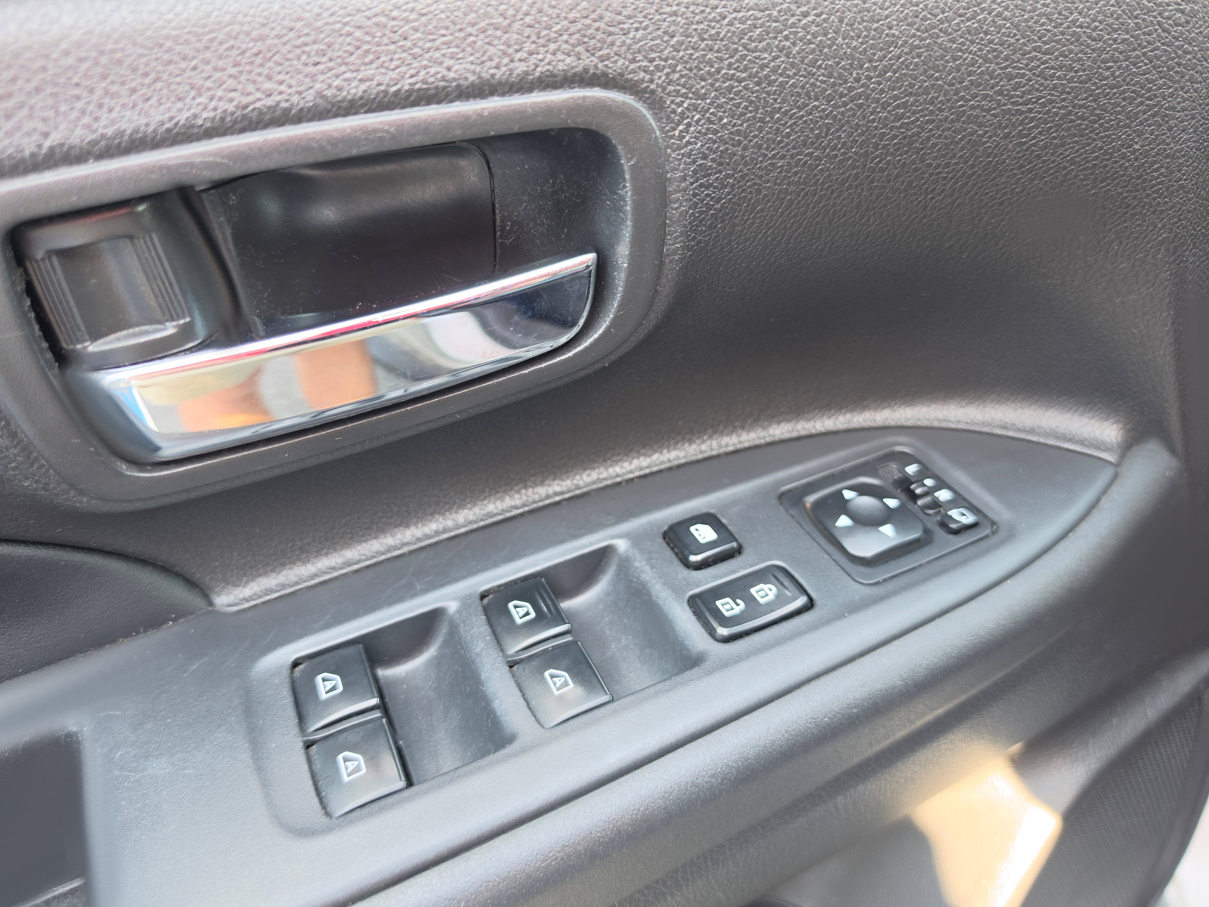 Used 2020 Mitsubishi Outlander SEL AWD/4WD image 16