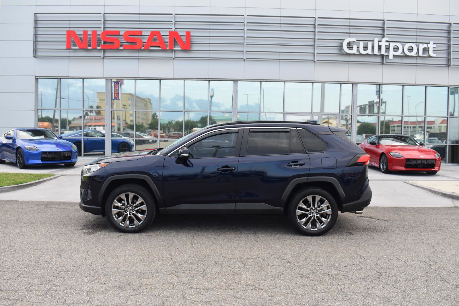 Used 2020 Toyota RAV4 XLE Premium FWD image 3