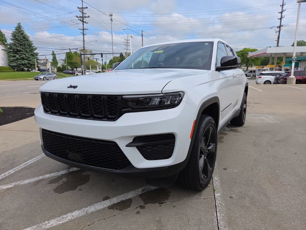 Used 2024 Jeep Grand Cherokee Altitude AWD/4WD image 5
