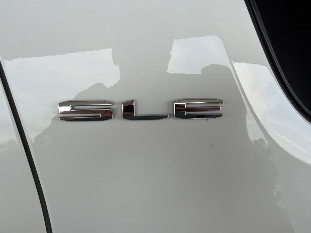 Used 2023 GMC Acadia SLE w/ Driver Convenience Package FWD image 24