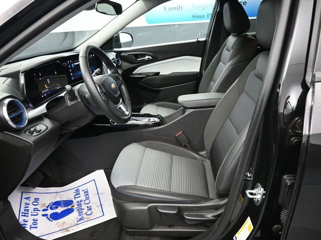 Used 2025 Chevrolet Trax LT w/ LT Convenience Package image 12