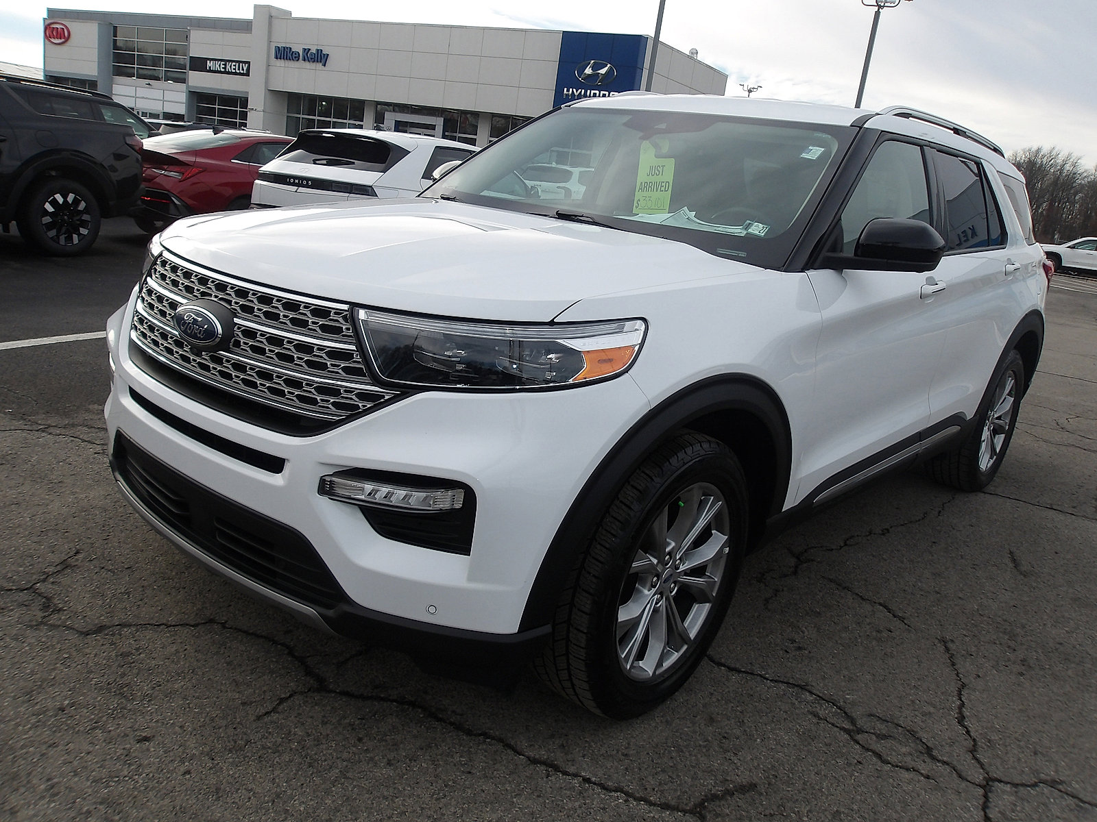 Used 2023 Ford Explorer Limited image 3